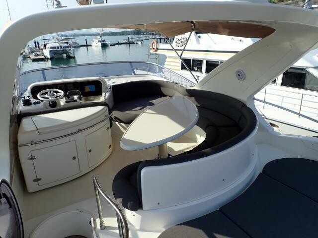 Azimut 55 Pillars