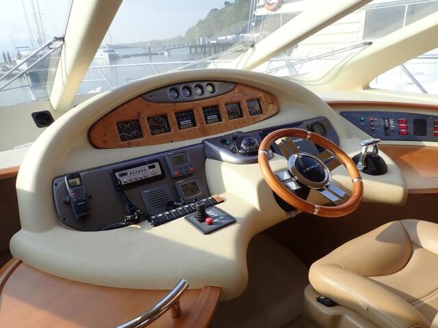 Azimut 55 Pillars