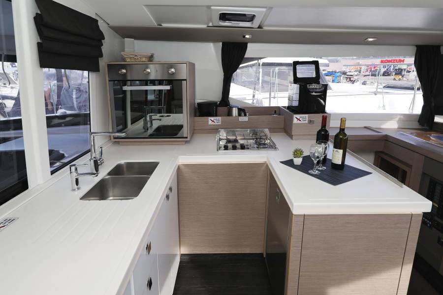 Fountaine Pajot Astrea 42 Discordia