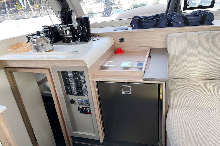 Fountaine Pajot Isla 40 Barnacle