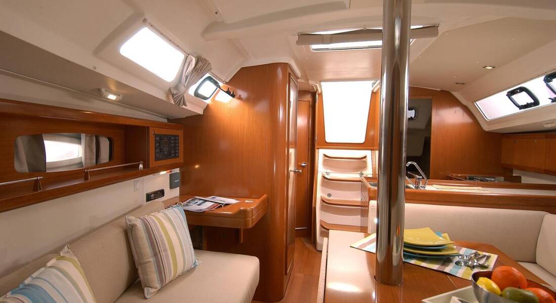 Oceanis 34 Aquamarine