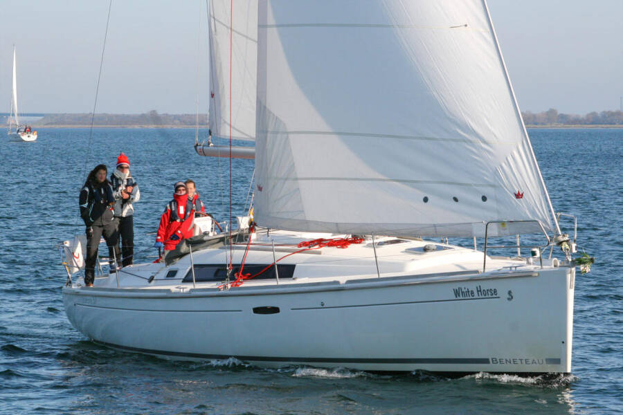 Oceanis 37 White Horse