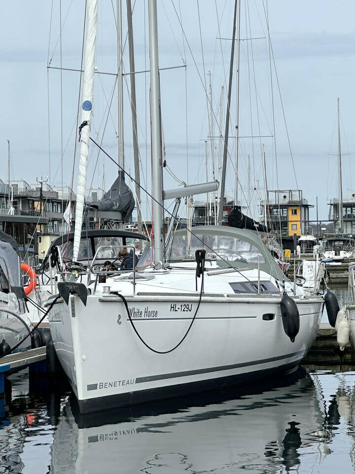 Oceanis 37 White Horse