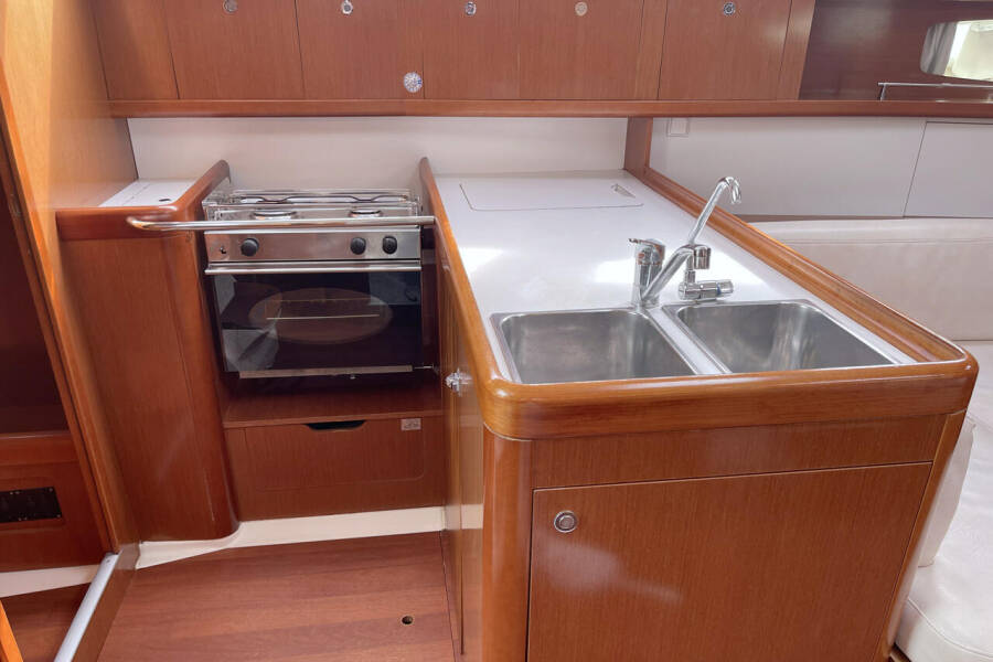 Oceanis 37 White Horse