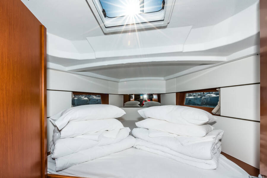 Oceanis 38.1 Gang of Four