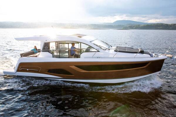 Sealine C390 Tireless